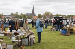 Gezellige vlooienmarkt en kofferbakverkoop op Exercitieveld in Woerden